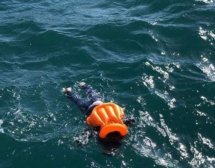 اتركني حاول مهما كان، أنا بالآخر إنسان 
وسميها نزوح أو لجوء إنساني 

وبالبحر ارميني ولا تسأل
ما عندي طريق تاني ..
#قوارب_الموت