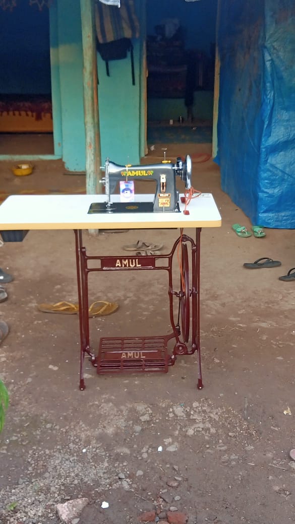 kausar_nargis's tweet photo. Alhamdulillahi Rabbil Aalameen
#26th request of #Sewing_machine achieved

This machine is for a single mother of 9yrs old girl.
Her husband died when her baby was of only 3months
Her father is blind, old mother is chronic patient, people are helping them for thier basic needs. https://t.co/a8ayX42dNM
