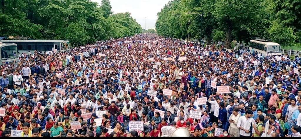 GulsonPanda's tweet photo. ମାନ୍ୟବର ମୁଖ୍ୟମନ୍ତ୍ରୀଙ୍କୁ ବିନମ୍ର ଅନୁରୋଧ ଦୟାକରି ଓଡ଼ିଶାର ଶିକ୍ଷିତ ଯୁବବର୍ଗ ଙ୍କର ଦୁଃଖକୁ ହୃଦୟଙ୍ଗମକରି ଓଡ଼ିଶାମାଟିରୁ ଏଇ କୁତ୍ସିତ ଚୁକ୍ତିଭିତ୍ତିକ ପ୍ରଥାକୁ ସମ୍ପୂର୍ଣ୍ଣ ଉଚ୍ଛେଦ କରନ୍ତୁ
#AbolishOdishaContaractualRules
#Count6YrInServicePeriod
@CMO_Odisha @SecyChief @FdOdisha @pranabpdas @MoSarkar5T https://t.co/3U6UCL1nAR