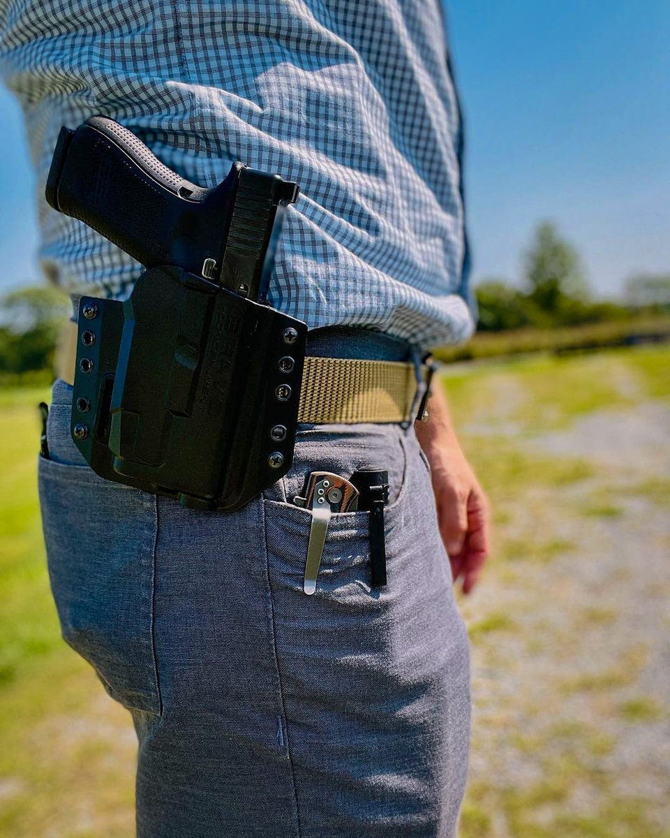 BravoHolsters's tweet photo. Wishing everyone a great Sunday full of laughter and family. 🙏
📸 : @tailgatetactical
#prepare #streamlight #weaponlight #owbcarry #bravoconcealment #firearmsphotography #gunsdaily #bravoholsters #tactical #glock19 https://t.co/EsUB6YYkFU