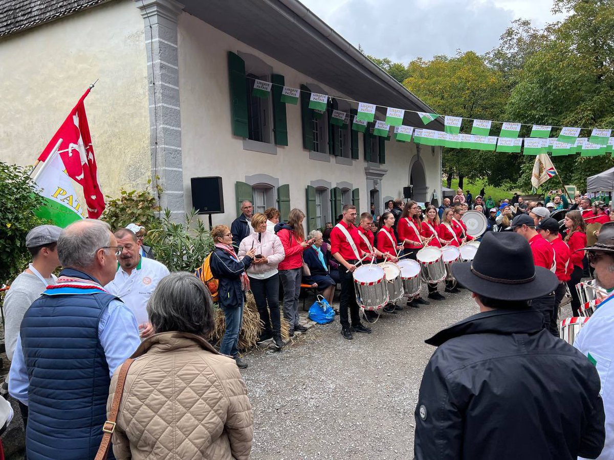 ParmelinG's tweet photo. Das Fest der Feste im #Ballenberg: Traditionen und Erlebnisse über alle Generationen fördern den Zusammenhalt unseres Landes. Vielen Dank für die bereichenden Begegnungen! https://t.co/ckLnVKhsqd
