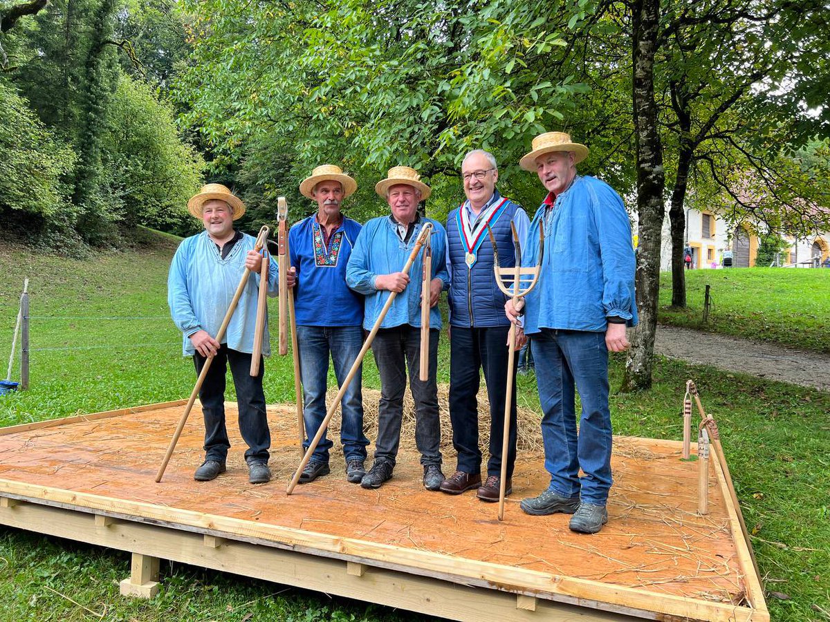 ParmelinG's tweet photo. Das Fest der Feste im #Ballenberg: Traditionen und Erlebnisse über alle Generationen fördern den Zusammenhalt unseres Landes. Vielen Dank für die bereichenden Begegnungen! https://t.co/ckLnVKhsqd