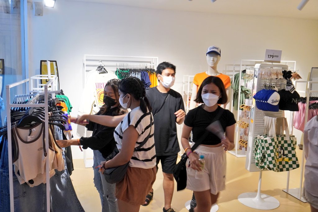 hmindonesia_'s tweet photo. The people are still coming in our booth! Don't miss the time to visit us at #WTF22, because this is your LAST CHANCE to experience the #WETHEFESTxHM booth ✨ https://t.co/F2GAbOAKck