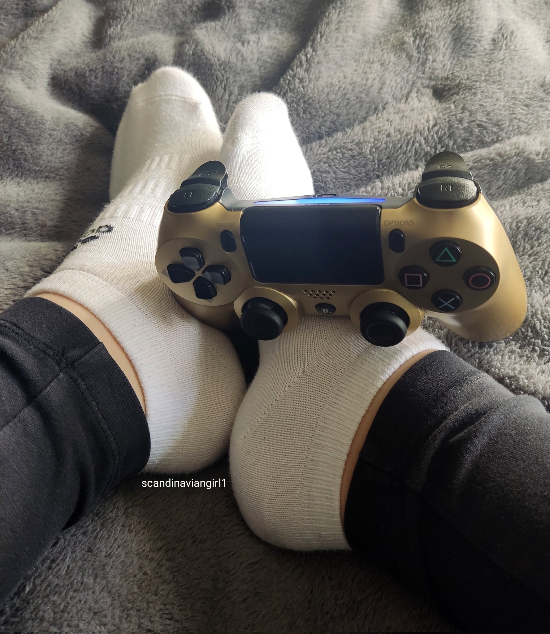 Gamer girl cheap game ps4