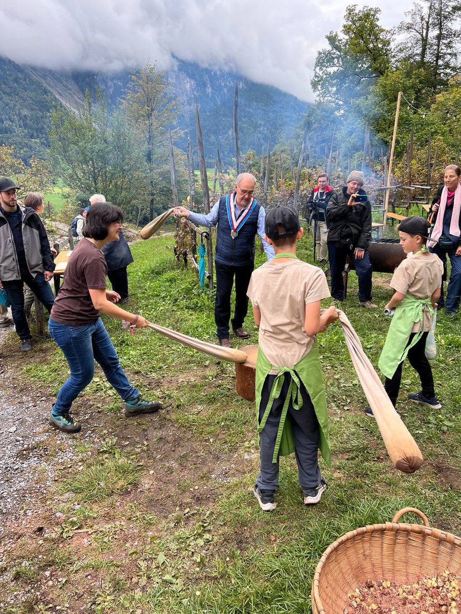 ParmelinG's tweet photo. De la Bénichon à la Castagnata, en passant par la Fête des Moissons et l'Älplerchilbi, la "Fête des Fêtes" rend hommage aux traditions d’automne de toute la Suisse 🍂 Quel bel endroit que le Musée en plein air #Ballenberg pour célébrer les nombreuses coutumes régionales 🇨🇭! https://t.co/F6ojmDTopQ