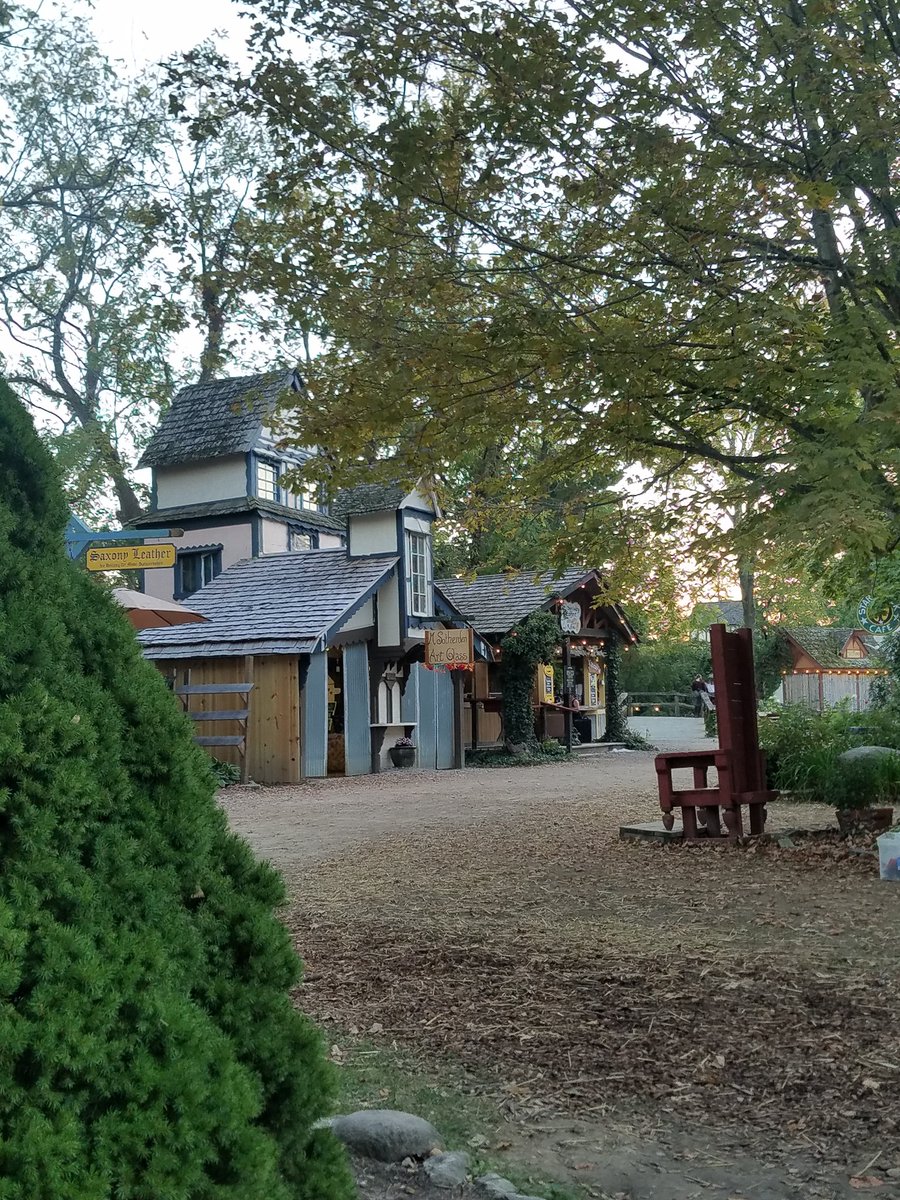 Silmarillion28's tweet photo. Highlander Weekend was so fun! Officially join Clan Macgregor🦁 (On account of being married in and all lol) 💚💜🏴 #RenFaire #Outlander #ClanMacGregor https://t.co/I33y36dDHF