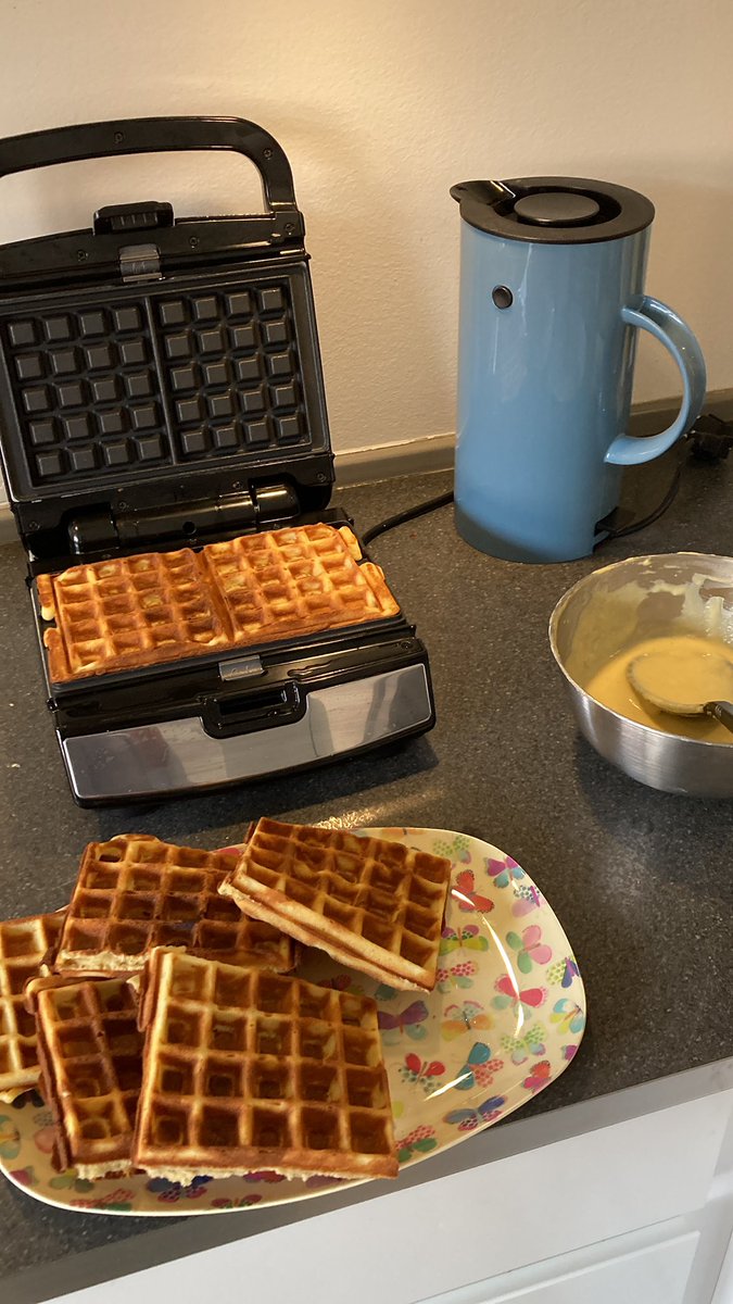 Celebrating the victory of Remco Evenepoel with Belgian waffles 🇧🇪🚴‍♂️🥇#uciworldchampionship