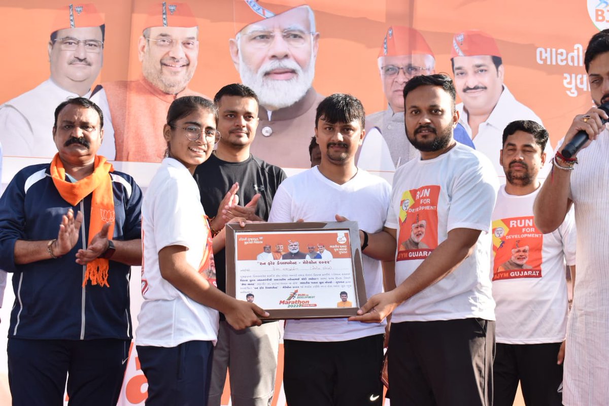 ronakpatel_lali's tweet image. આજરોજ ભારતીય જનતા યુવા મોરચા દ્વારા આયોજિત “રન ફોર ડેવલપમેન્ટ” મેરેથોન દોડનું આયોજન વડોદરા મહાનગર યુવા મોરચા ધ્વારા કરી વિજેતાઓને સન્માનિત કર્યા.
#RunForDevelopmentMarathon #RunForDevelopment 
@BJP4Vadodar @BJP4Gujarat @BJP4India @BJYM4Gujarat