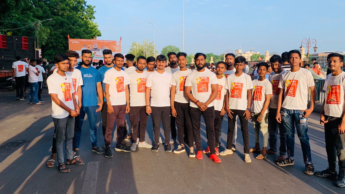 ronakpatel_lali's tweet image. આજરોજ ભારતીય જનતા યુવા મોરચા દ્વારા આયોજિત “રન ફોર ડેવલપમેન્ટ” મેરેથોન દોડનું આયોજન વડોદરા મહાનગર યુવા મોરચા ધ્વારા કરી વિજેતાઓને સન્માનિત કર્યા.
#RunForDevelopmentMarathon #RunForDevelopment 
@BJP4Vadodar @BJP4Gujarat @BJP4India @BJYM4Gujarat