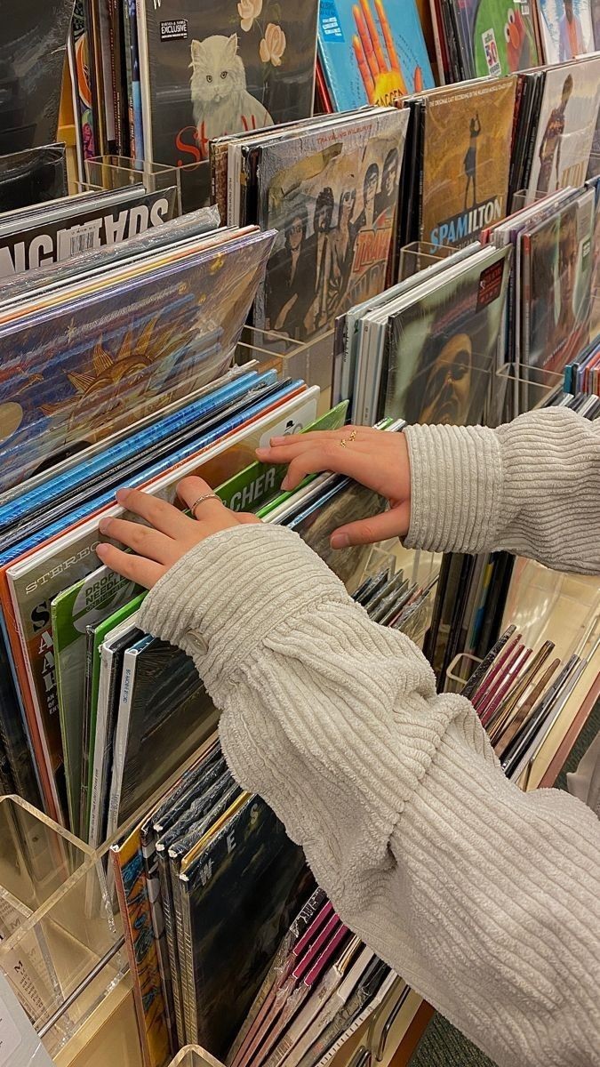 hasta_fenerlii_'s tweet photo. Plak seçmek ciddi bir iştir.. O değil de Bu plak fiyatları ne olacak böyle.. Altı üstü 180 gr Vinyl.. #plak #vinyl #turtable #vinylrecords https://t.co/br3zm0k74B