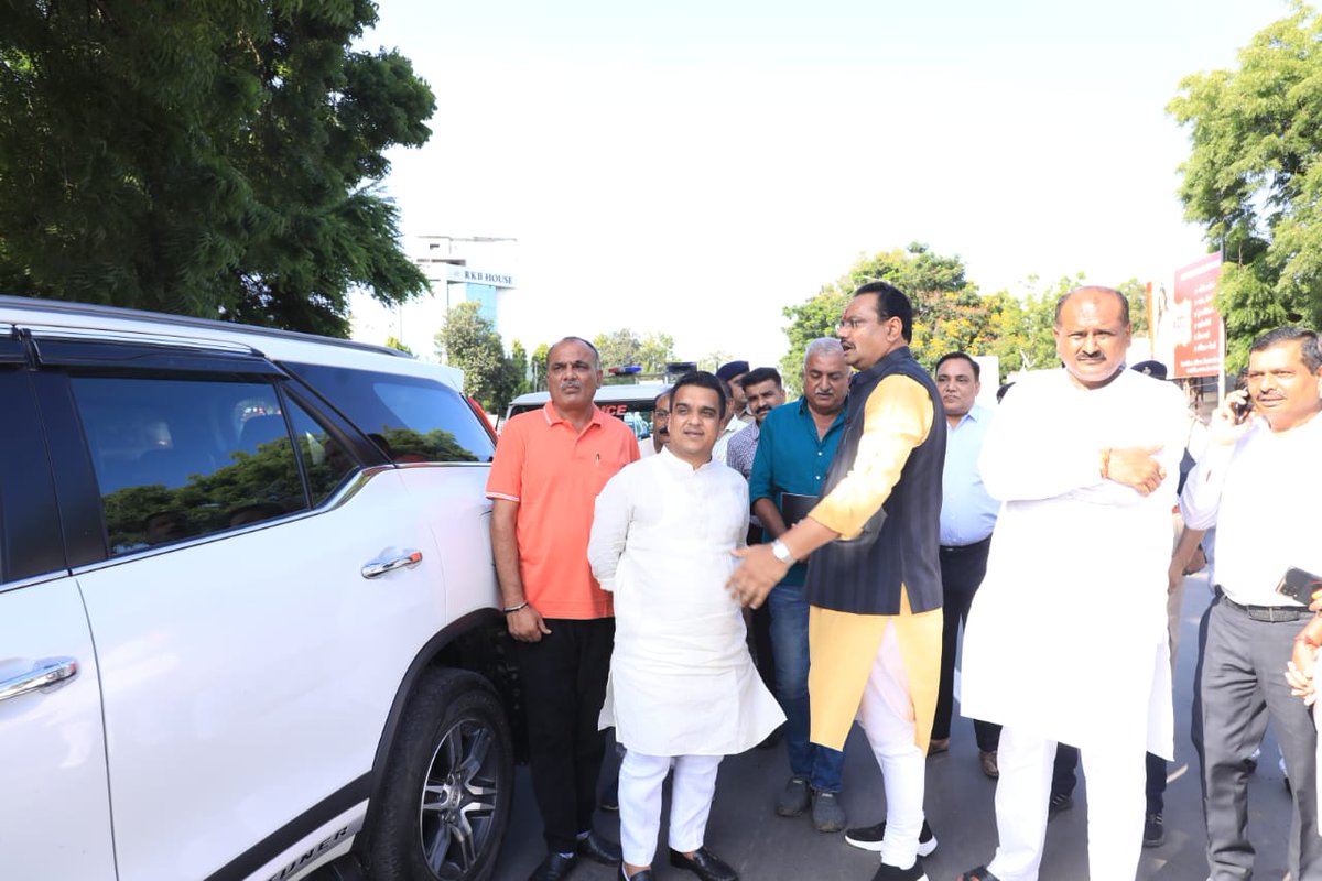 sanghaviharsh's tweet photo. After reaching Bhavnagar, took a review round of our Hon'ble PM Shri @narendramodi Ji's Convoy route, road show and sabha venue along with National Vice President of BJP and MP Smt. @MPDrBDShyal Ji &amp; Cabinet Minister Shri @jitu_vaghani ji. https://t.co/MMxeqja2f9
