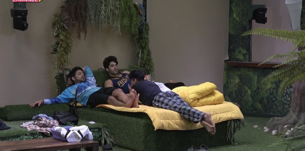 pranish_bfs's tweet photo. THREE MUSKETEERS 😻😻😻
Their Deep Conversations>>>

#PraNish #PraSimNish 
#pratiksehajpal #nishantbhat #simbanagpal @realsehajpal @TheNishantBhat @SimbaNagpal7 https://t.co/pHTigaSGcQ