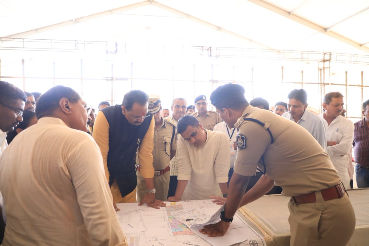sanghaviharsh's tweet photo. After reaching Bhavnagar, took a review round of our Hon'ble PM Shri @narendramodi Ji's Convoy route, road show and sabha venue along with National Vice President of BJP and MP Smt. @MPDrBDShyal Ji &amp; Cabinet Minister Shri @jitu_vaghani ji. https://t.co/MMxeqja2f9