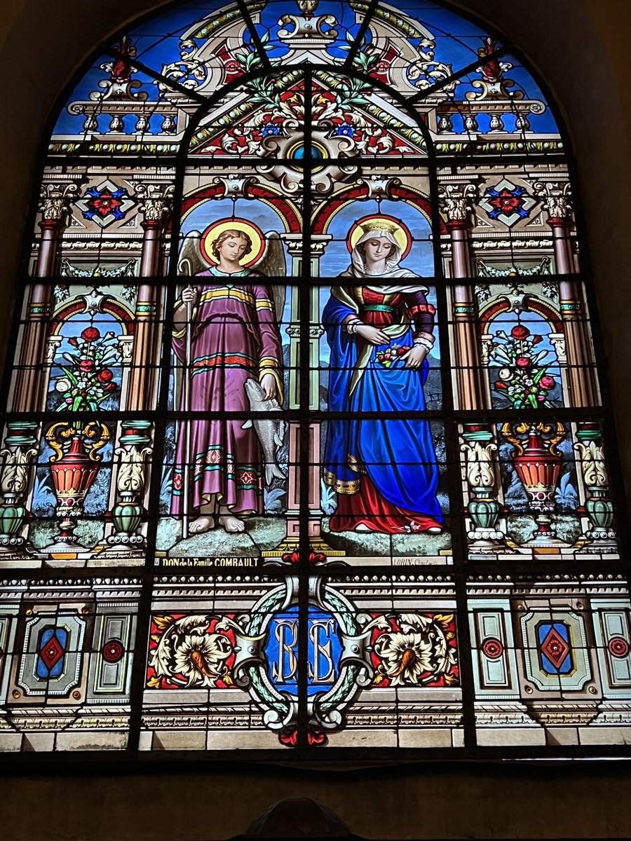 Krone, (ohne) Brot und Rosen - Ein Fenster mit dem Erzengel Raphael und der heiligen Elisabeth in der Kirche Notre-Dame de Versailles.