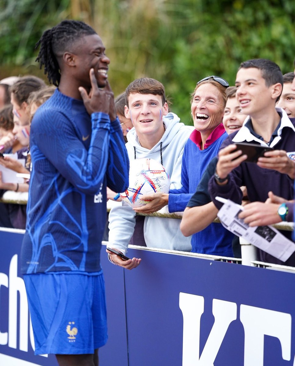 🎙| Camavinga: “Soy la misma persona que hace 3 años, un chico inteligente que no perderá la cabeza por el éxito, un chico sonriente, como un sol. Solo cambiaría mi pierna derecha, ¡es muy mala!”🔝😂.