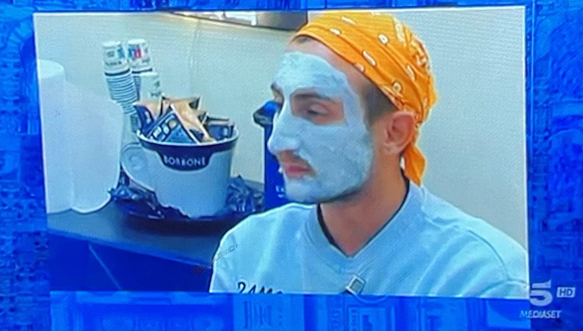 ilomiloac's tweet photo. MA LASCIATEGLI FARE LA MASCHERA IN PACE A STO POVERO CRISTO #amici22 https://t.co/sIWOgWVnRG
