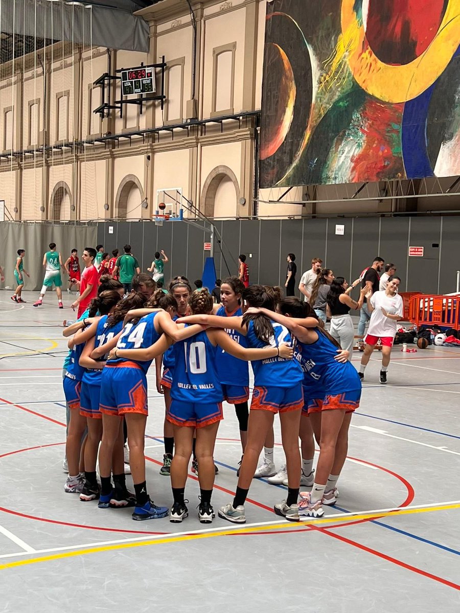 SantGervasiBQ's tweet photo. ✅✅✅ VICTÒRIA!

😍 El CADET FEMENÍ de 1r ANY guanya a la pista del CB Roser per 47 a 53.

👏🏻 Bona feina de les noies que han realitzat un partit molt seriós durant els 40’ i els ha permès dominar l’enfrontament.

#ActitudSG💙🧡 https://t.co/oOst3hWpLL