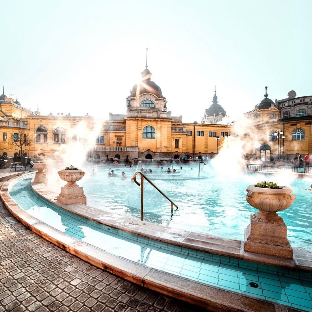 Si tu destino sorpresa es #Budapest, no te puedes perder el balneario Széchenyi. ¿A quién le encantaría este plan? 👇