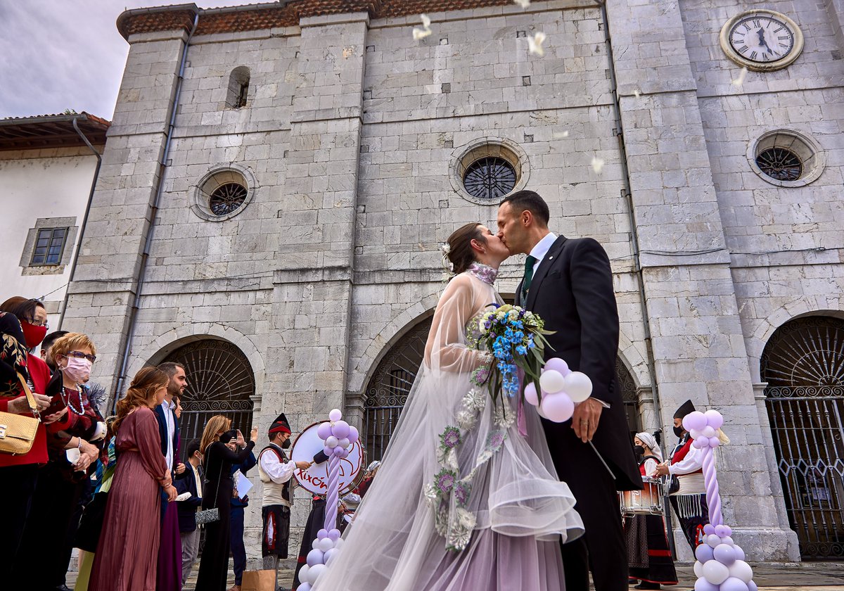 Yphith's tweet image. ¡Felices bodas de papel @nainiwaSSJ ! No es más que el principio de muchos años juntos. Gracias por querer compartir la vida conmigo y gracias a todos aquellos que hicisteis de nuestra boda el día más bonito de mi vida.