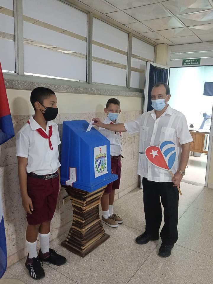 YamilaCMKO's tweet photo. Colegio especial para votaciones del #CodigoDeLasFamilias en Hospital Pediátrico Provincial de #Holguín. Un código a favor de la protección de la infancia #TuVotoCuenta #CódigoSí
@radioangulo #CMKORadioAngulo https://t.co/SnUJfd1ysf