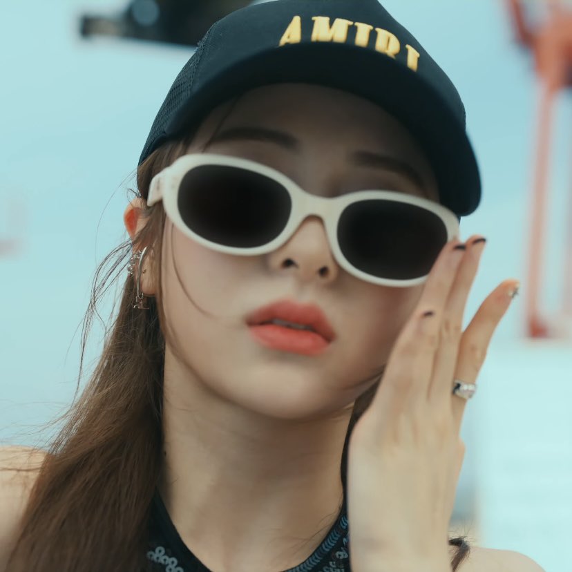 yunjin from lesserafim