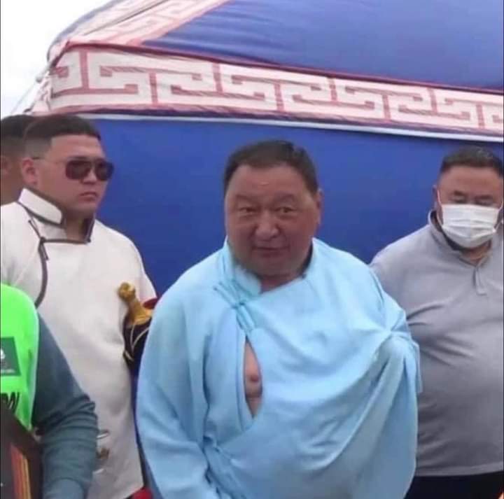 Мөөм царай хоёр нэг юм хэлэхгээл  байншүү😄😄