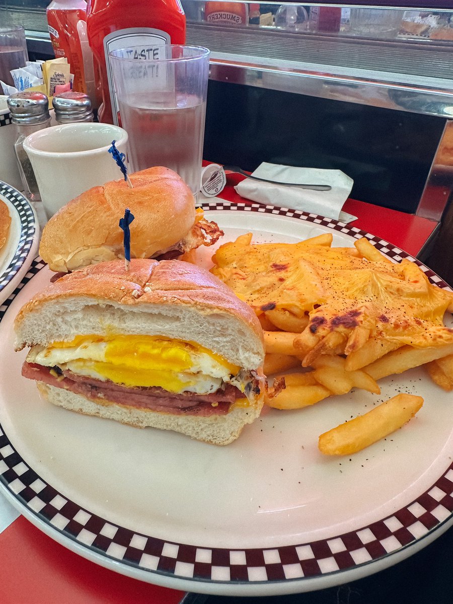tomsmithfood's tweet photo. nothin like a jersey diner https://t.co/9FLeved4Wg