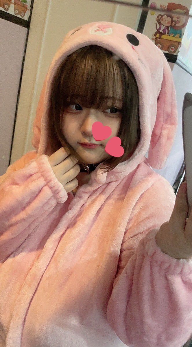 ログアウトしました！
17日ぶりの出勤会いに来てくれてありがとう♡

シャンパンにチェキ、かんぱい
いっぱい思い出出来て嬉しい( ¨̮ )

甘い物の差し入れに、げんじぶを歌ってくれたり
靴がオソロだったり
楽しい気持ちでいっぱいです❣️

次の出勤いつになるか分からないけど
また会おうね😊 https://t.co/1Op6Zj6SJE