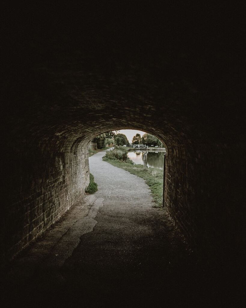 Lovely walk yesterday evening as the sunset along the Caen Hill locks.

#myseasonalstory #myslowandsimple #mystoryoflight #ofstoneandsea #quietbeauty #romanticacademiaaesthetic #smallmomentofcalm #travelingphotographer #wearegoingonanadventure #doortomyw… instagr.am/p/Ci7ot2AoV-w/