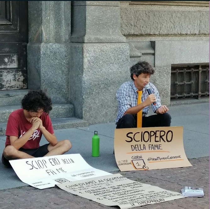 ScientistR_Ita's tweet photo. Le richieste di @UltimaGenerazi1 al prossimo governo sono basilari: (1)Chiudere le centrali a carbone che sono stato riaperte dopo l'impennata dei prezzi del gas; (2)fermare le trivellazioni per gas naturale;(3) creare 20GW in piu di energia da fonti rinnovabili ogni anno. 2/ https://t.co/G6gxJPPoga