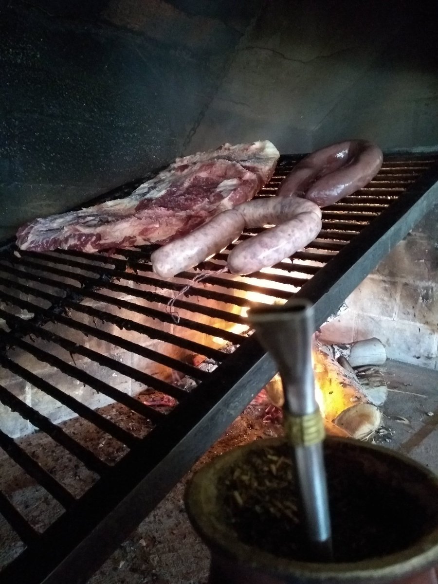 Buen Domingo!! Un amargo y un churrasco.............