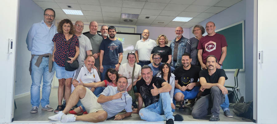 FONAMAD's tweet photo. 🦅El pasado fin de semana, la asociación fuenlabreña @Afopaz  organizó un taller de fotografía de alta velocidad impartido por Mario Cea Sánchez. Desde aquí les queremos agradecer el habernos invitado ¡y felicitarles por su éxito!
📝 https://t.co/bAprO3l5Kc
📸 @colombojmmg https://t.co/MnUVBhBzzU
