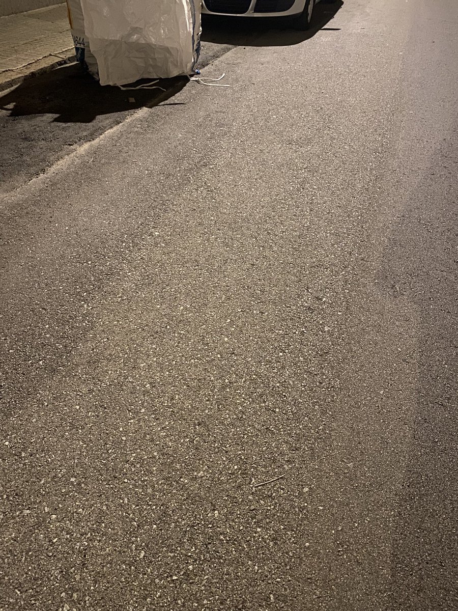 MireiaS96's tweet photo. Els veïns de Ca n’Aurell estem farts de llevar-nos CADA DIA el terra del carrer ple de vidres de cotxes. Portem anys així i ningú fa res. @ajterrassa @jordi_ballart https://t.co/DOa1upL0ml