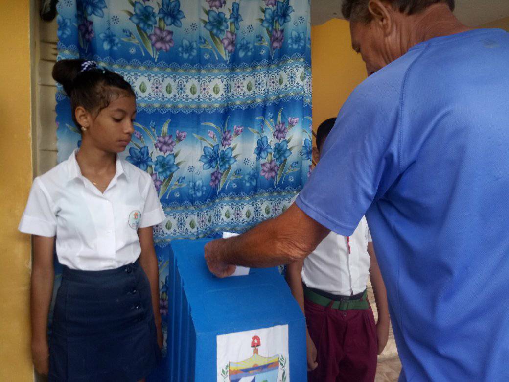 BermudexAna's tweet photo. #25deseptiembre otro día histórico para #Cuba. Los cubanos ejercemos nuestro derecho al voto por el nuevo #CódigoDeLasFamilias 
#TuVotoCuenta
@TV_Solvision @DailieTablada https://t.co/nmUxWH4oEX