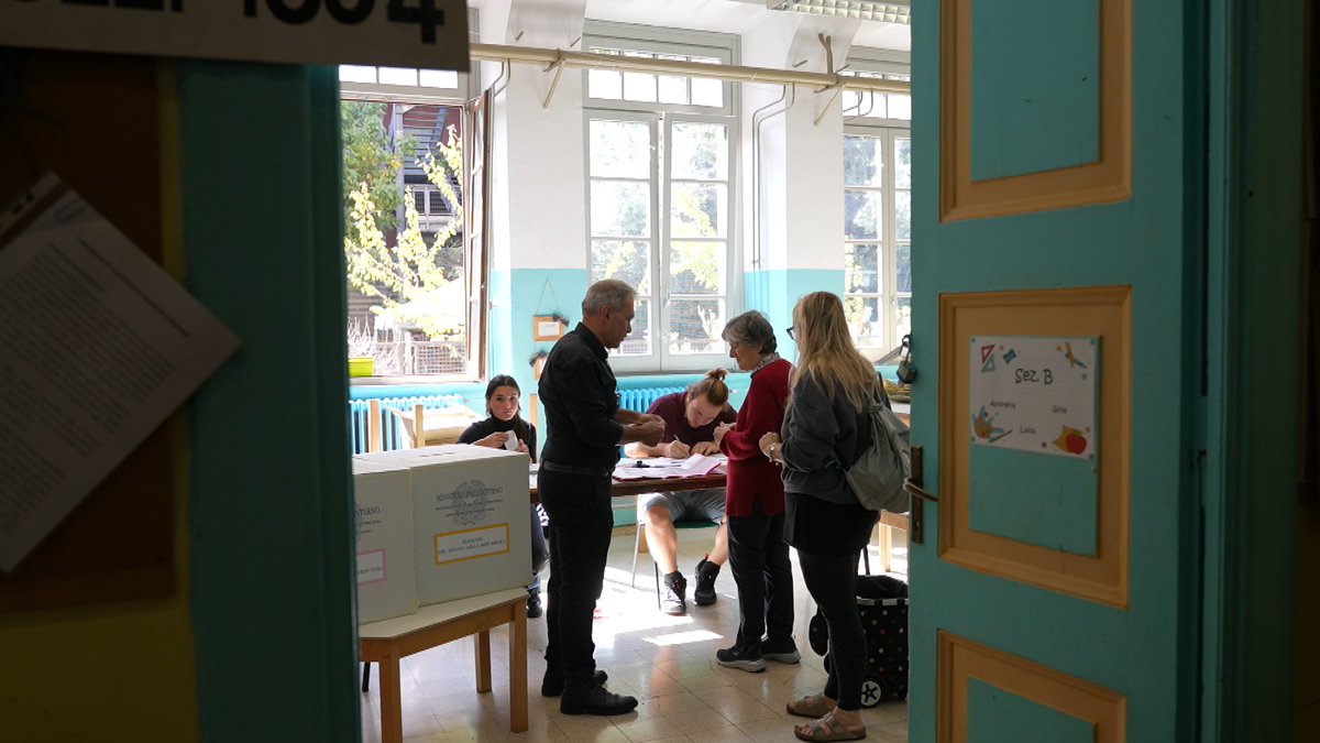 In Italië zijn kieslijsten volgens de grondwet gesorteerd op geslacht. In het stembureau hoor je dus "un uomo", "una donna" als het aan de volgende is. Verder was het erg druk, waardoor deze stembureau-voorzitter een hogere opkomst voorspelt dan verwacht.