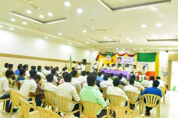 er_kavin_palani's tweet photo. #புதிய_திராவிட_கழகம் சார்பில் ஒருங்கிணைந்த #நாமக்கல் மாவட்டத்தில் #ஆலோசனை_கூட்டம் நடைபெற்றது.. இந்நிகழ்வில் கொங்குத்தளபதியார் #k_s_ராஜ்கவுண்டர் அவர்கள் உறுப்பினர் புத்தகம் வழங்கியும், கழகத்தின் அடுத்த கட்ட நகர்வுகள் குறித்தும், எழுச்சியுரை ஆற்றினார் #operationkongu https://t.co/zlGzTgDuMT