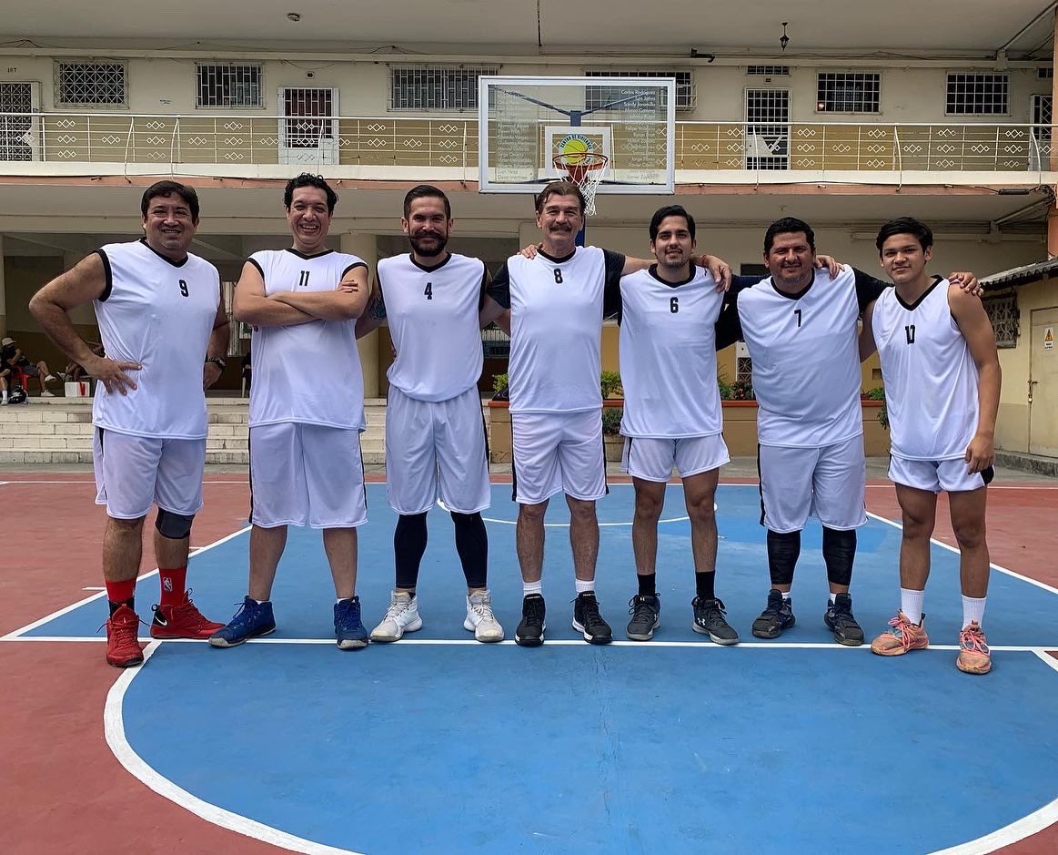 ColectivasB's tweet photo. Ayer se jugó la 2da. fecha del torneo más antiguo de guayaquil, el AMISTAD 2022 en su edición #38. Encuentros que tuvieron lugar en el HOUSE ARENA CV y en el 1er. encuentro el equipo BLANCO ganó al equipo NEGRO por el marcador de 52 - 43 https://t.co/OjH7KuDPdH