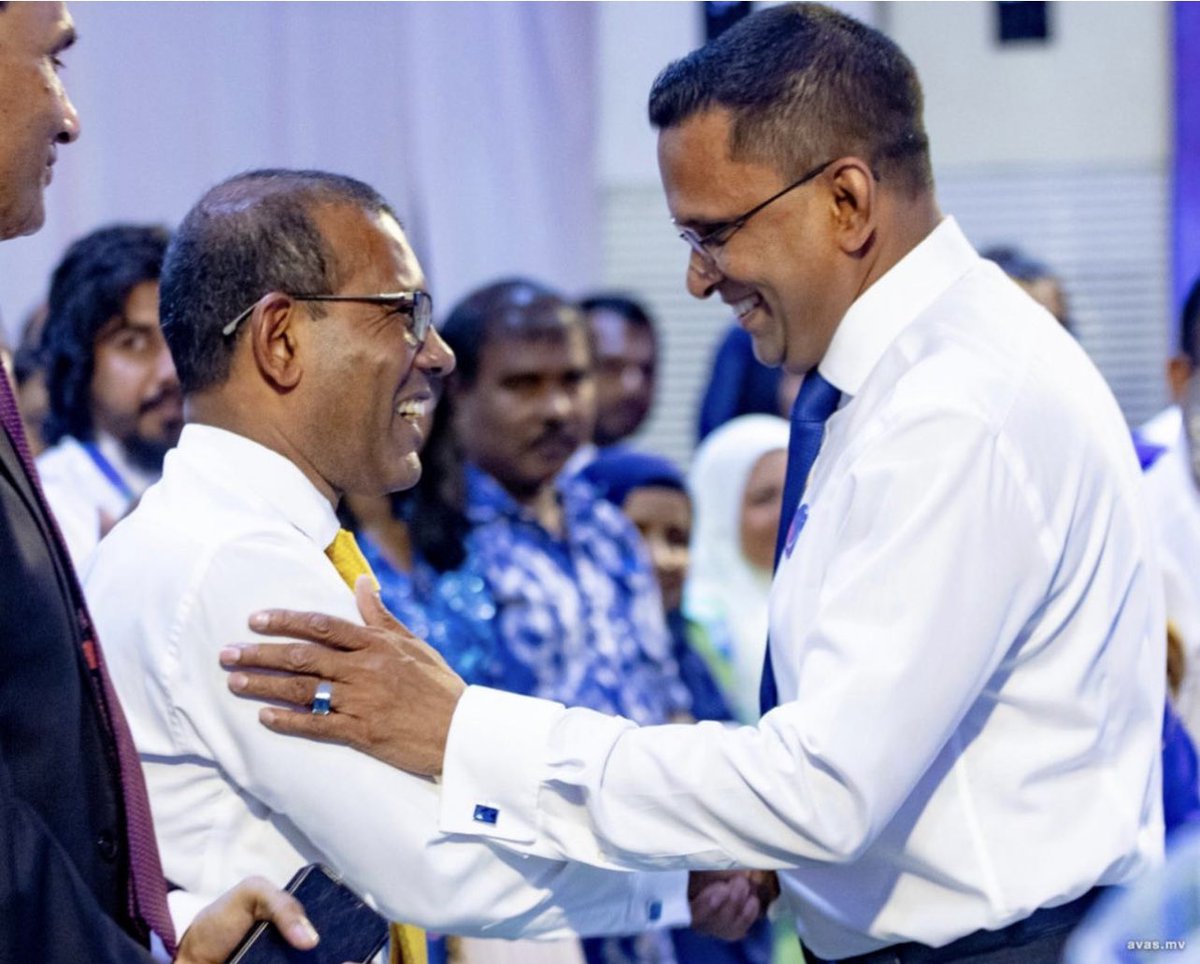 RoanuUmbe's tweet photo. ދިވެހި ރައްޔިތުން އަދިވެސް ހޭލާކަށް ނުވޭތޯ!!!!
       އެއް ފަހަރު ބުނާނެ ބަގާވާތް ކޮށް ސަރުކާރު ވައްޓާލިއްޔޭ!
           
       މިއަދު މިތިބީ ބެސްޓު ފްރެންޑްސް އައްވެފަ!!🫣 https://t.co/aeBwVq9RYx