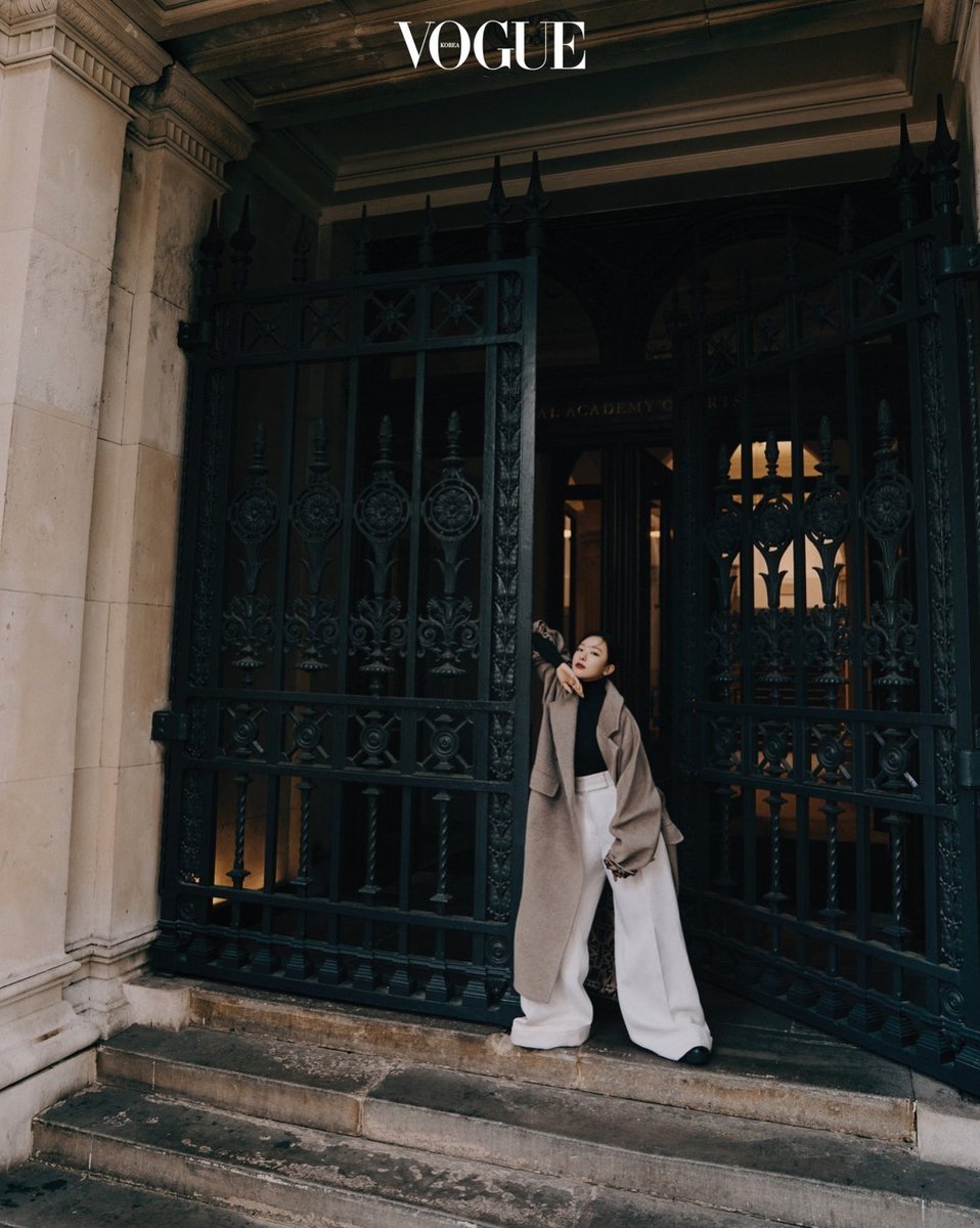 cafewindows's tweet photo. seulgi for vogue korea, october 2022 shot by kim seon-hye https://t.co/DImJJFcFrF