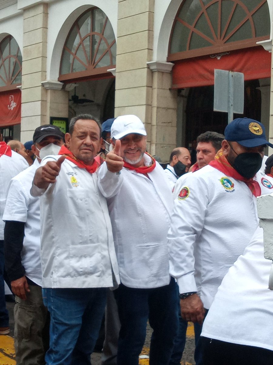 Julioen147's tweet photo. Recordando y agradeciéndo a estos dos grandes lideres de  @ManiobristasVER  Lic @Pulido_Cueto  y nuestro Srio Gral. Tejeda #ElCurro que contra viento y marea enfermedades, amenazas inclemencias del tiempo y muchas otra peripecias siempre han estado ahí defendiendo lo nuestro DLB. https://t.co/OPCXKnoztI