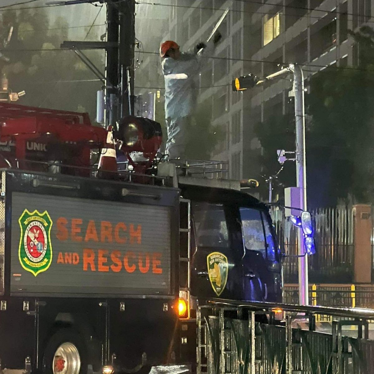 bsapasig's tweet photo. #AksyonAgad ang Search and Rescue Team ng @bsapasig. π May isang punong bumagsak sa loob ng San Antonio Village at ilang mga hanging wires sa Ortigas Center β οΈ na agad nirespondehan ng ating personnel thru clearing operations. π
#StayAlertBSA #KeepSafeBSA #TuloyAngSerbisyoBSA https://t.co/6Tpqbjs1Xf