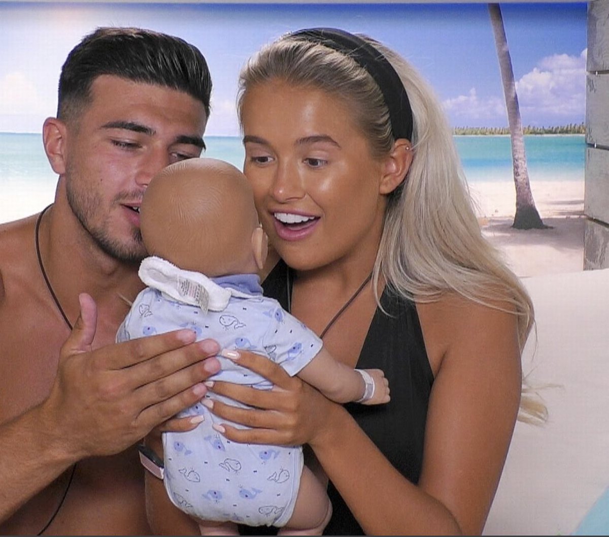 eds_afterglow's tweet photo. Tommy and Molly Mae how it started vs how it’s going https://t.co/M2wTzMVgkr