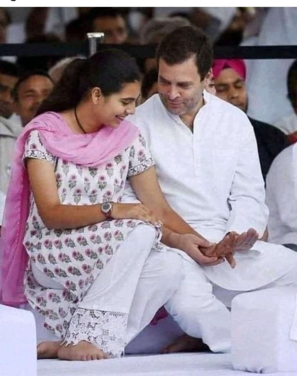 Koi badiya sa capsone dega kya।

Mene to socha he।

R- dekh mene hath pile karwa liye।
F- Par ye ulte kyo karwaye😂