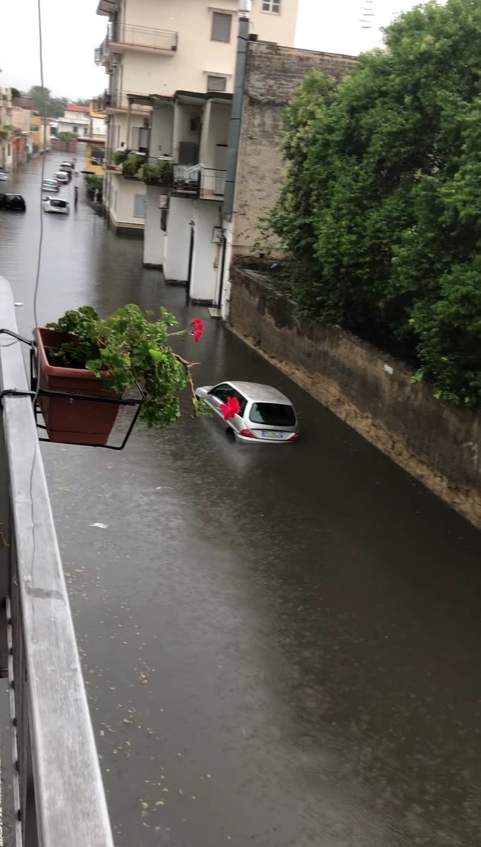 nimijmochishii's tweet photo. Io ho tanta voglia di votare ma in questo momento non posso.
State criticando la Campania per la poca affluenza senza sapere il perché. 
Questa foto è presa da un video che fa vedere come è ridotta la mia strada da questa mattina. Ho tempo fino alle 23 spero che tutto migliori. https://t.co/WJIpdr2gWg