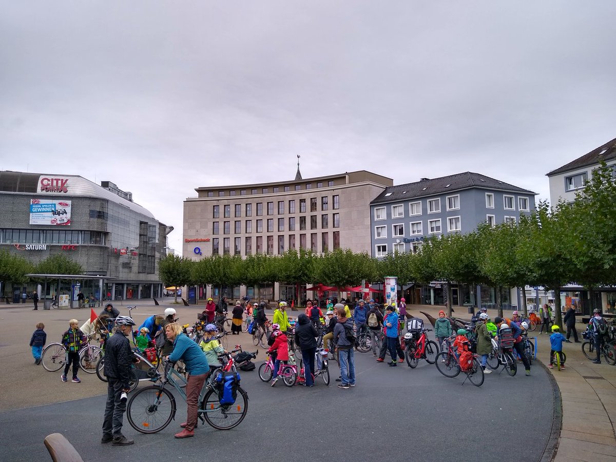 Auch bei Regen lässt sich die Straße erobern! #kidicalmass in <a href="/StadtKassel/">Stadt Kassel</a> heute ab Königsplatz!
🥳💪