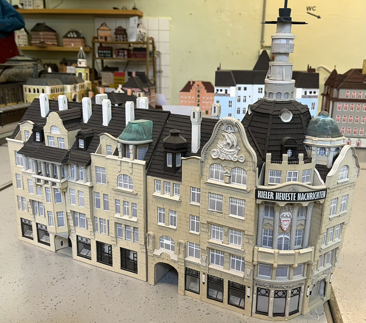 Der KN-Reporter (@kn_reporter) on Twitter photo In der Maschinenhalle im Maritimen Viertel #Kiel stößt Geschichte heute auf Moderne – und auf viel Interesse! Auch mit diesem Modell der <a href="/kn_online/">Kieler Nachrichten</a>. Gleich mehr zum Kulturmeilenfest #Kiel. 📸<a href="/NiklasWieczorek/">Niklas Wieczorek</a> In der Maschinenhalle im Maritimen Viertel #Kiel stößt Geschichte heute auf Moderne – und auf viel Interesse! Auch mit diesem Modell der <a href="/kn_online/">Kieler Nachrichten</a>. Gleich mehr zum Kulturmeilenfest #Kiel. 📸<a href="/NiklasWieczorek/">Niklas Wieczorek</a>