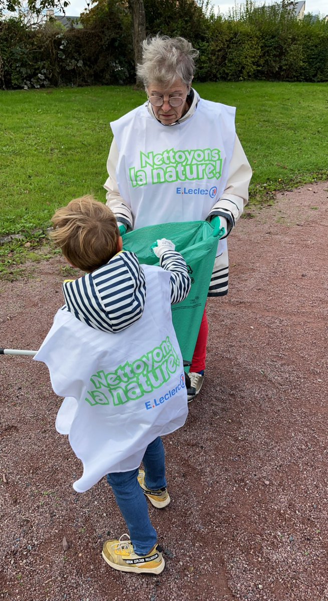 TerryDaigremont's tweet photo. Retour en images, dimanche dernier repas des aînés et hier matin, matinée nettoyons la nature. 🍃
#wolrdcleanupday #Carpiquet #Calvados #Normandie https://t.co/bMK3MI42LB