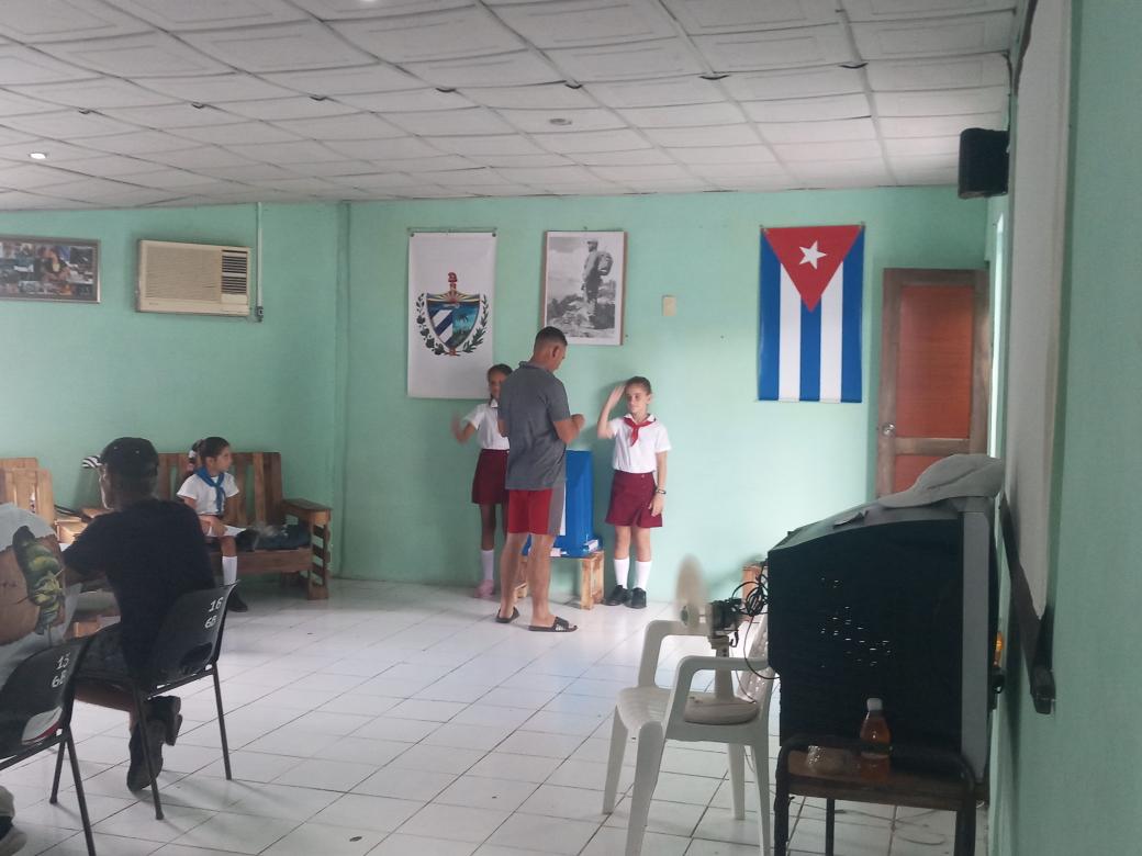 YenisleySanchez's tweet photo. El colegio recibe a los jovenes y familias ejerciendo su derecho al voto por el #CodigodelafamiliaenVillaClara https://t.co/0NgQ6j7bZd