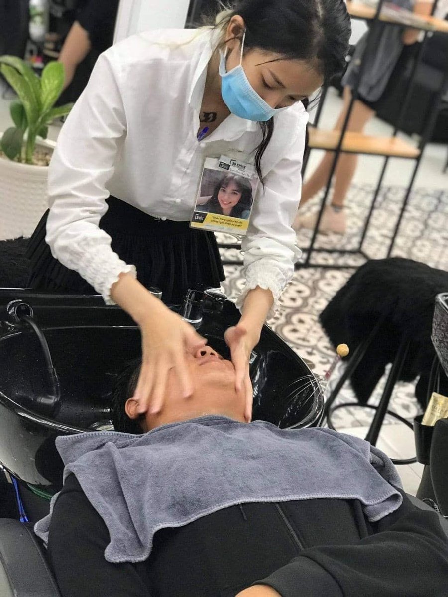 PhmRo1's tweet photo. em nhân viên 30 shine https://t.co/LD6opcgVSH