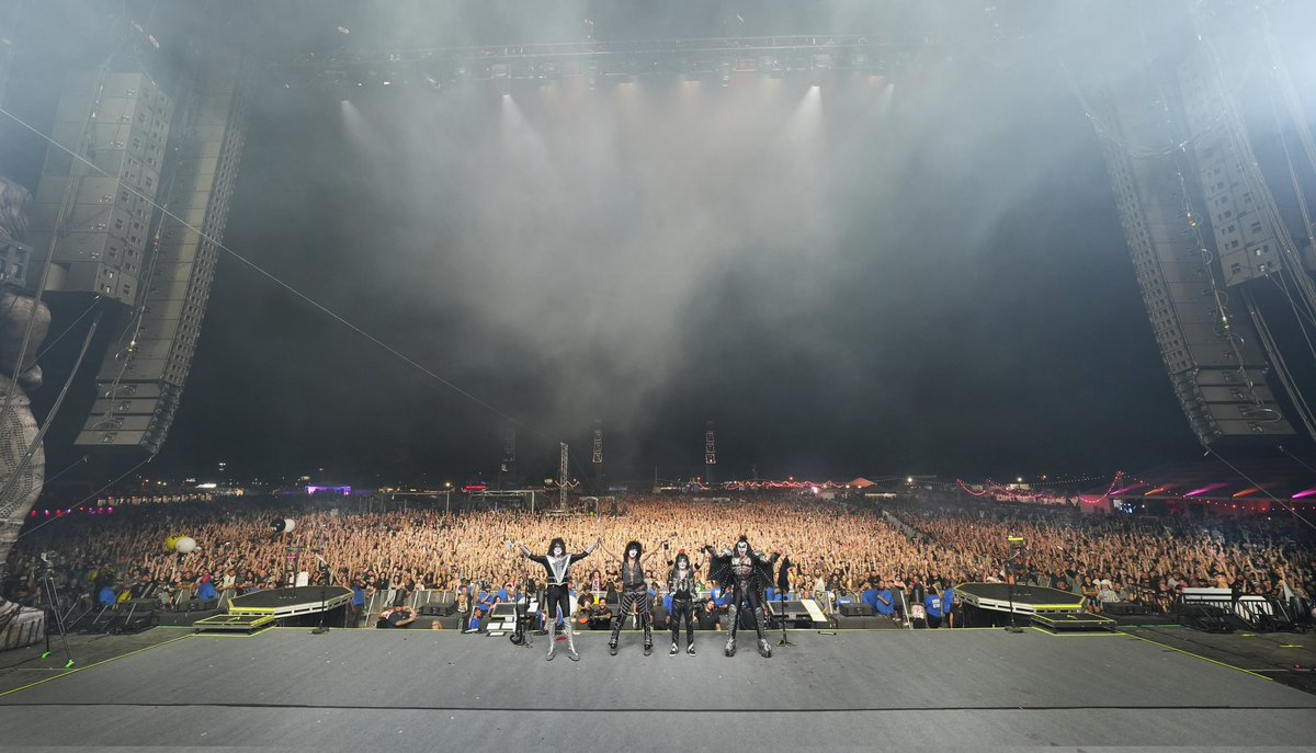 kiss's tweet image. WOW! What an AWESOME night!! Over 70,000 in #Louisville! THANK YOU @LTLFest #LouderThanLife! #EndOftheRoadTour